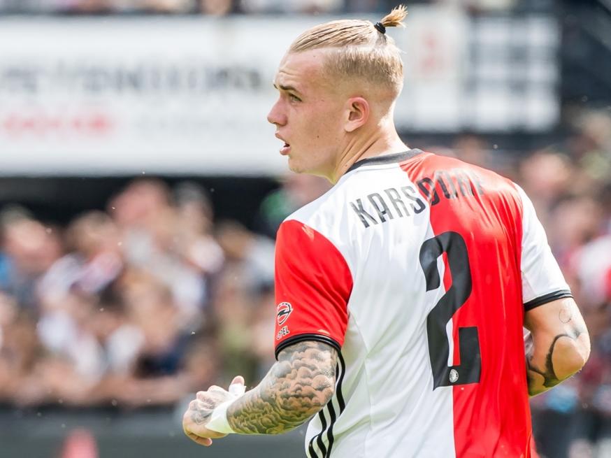Nadat hij is opgestoomd langs de zijlijn, neemt Rick Karsdorp zijn positie weer in tijdens Feyenoord - FC Twente. (14-08-2016)