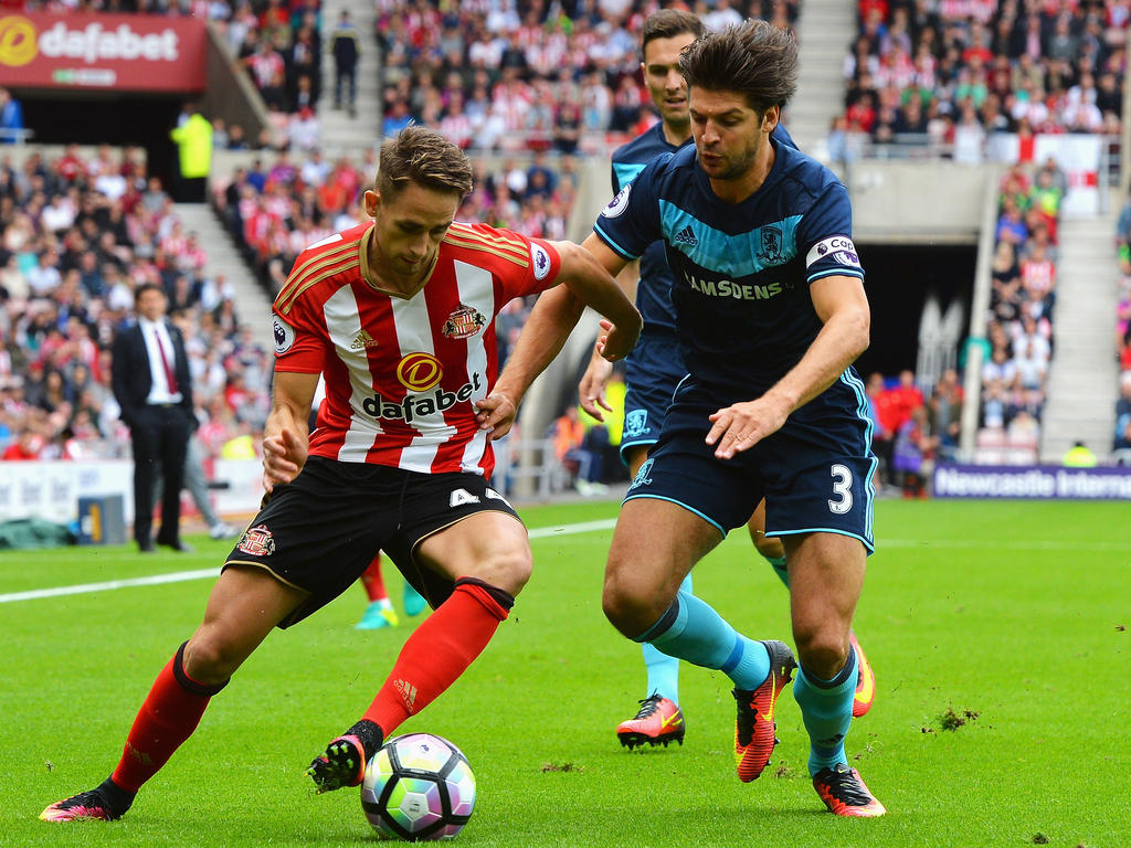Adnan Januzaj (l.) vecht een duel uit in de wedstrijd tussen Sunderland en Middlesbrough. (21-08-2016)