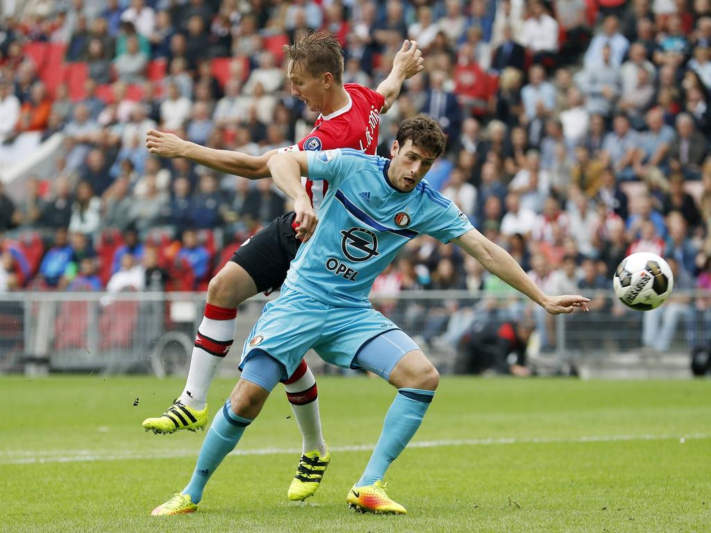Eric Botteghin (r.) vecht een duel uit met Luuk de Jong (l.) tijdens het competitieduel PSV - Feyenoord (18-09-2016).