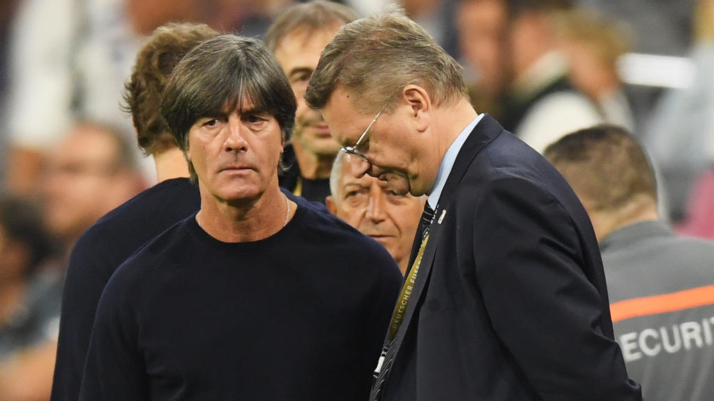 Grindel hat Bundestrainer Joachim Löw (l.) deutlich kritisiert