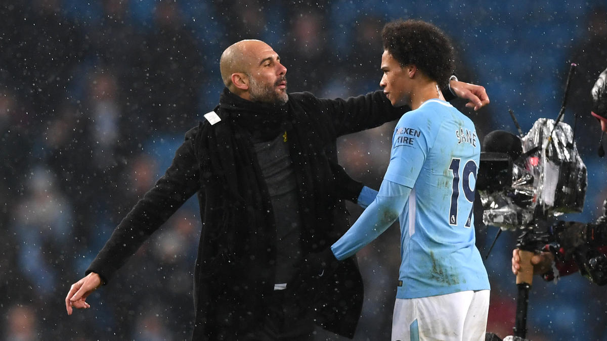 Guardiola (l.) kritisiert Leroy Sané (r.) vor allem für dessen kleine Fehler Guardiola (l.) kritisiert Leroy Sané (r.) vor allem für dessen kleine Fehler