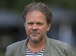 Henk de Jong, die de commerciële zaken gaat regelen bij FC Groningen, meldt zich op het trainingsveld tijdens de eerste training van zijn nieuwe werkgever. (26-06-2016)