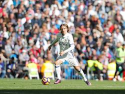 Luka Modrić heeft de bal tijdens het competitieduel Real Madrid - Leganés (06-11-2016).