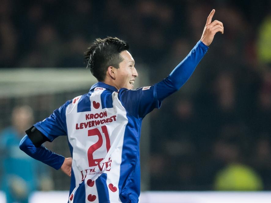 Yuki Kobayashi scoort tegen Go Ahead Eagles zijn eerste doelpunt in Nederland. Hij zorgt voor de 1-3 in Deventer. (03-12-2016)