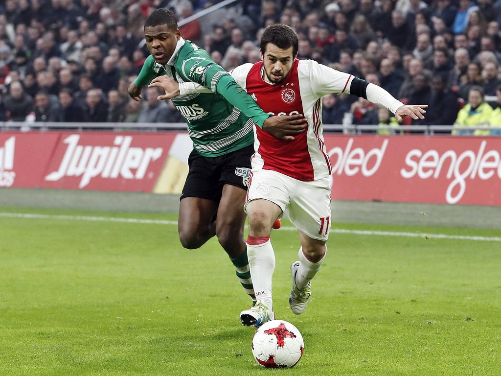Amin Younes (r.) speelt Denzel Dumfries (l.) voorbij tijdens de wedstrijd Ajax - Sparta Rotterdam. (12-02-2017)