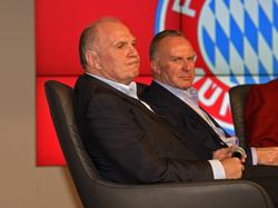 Uli Hoeneß und Karl-Heinz Rummenigge (r.) sollen angeblich beim FC Bayern in die Bresche springen
