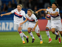 Las jugadoras del Lyon celebran el triunfo sobre la hierba. (Foto: Getty)