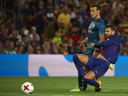 Bale y Piqué tuvieron varios duelos durante el encuentro. (Foto: Getty)