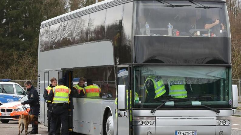 Ein Bus von PSG-Fans wird von deutschen Polizisten kontrolliert