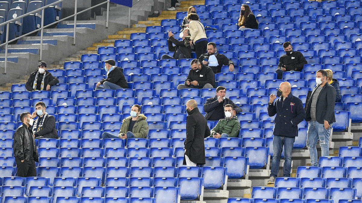 In Italien müssen die Fans fortan wieder draußen bleiben In Italien müssen die Fans fortan wieder draußen bleiben