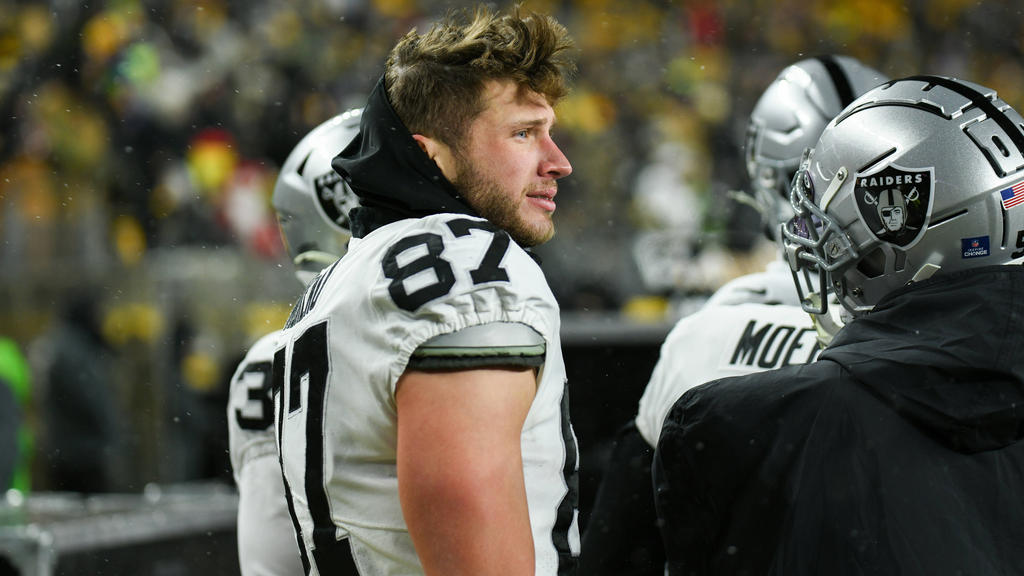 Foster Moreau Overcomes Cancer Diagnosis to Sign Lucrative New Orleans Saints Contract