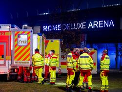 Sanitäter stehen vor dem Stadion beim Spiel des SC Paderborn gegen Rostock. 38 Personen hatten sich bei den Vorfällen verletzt