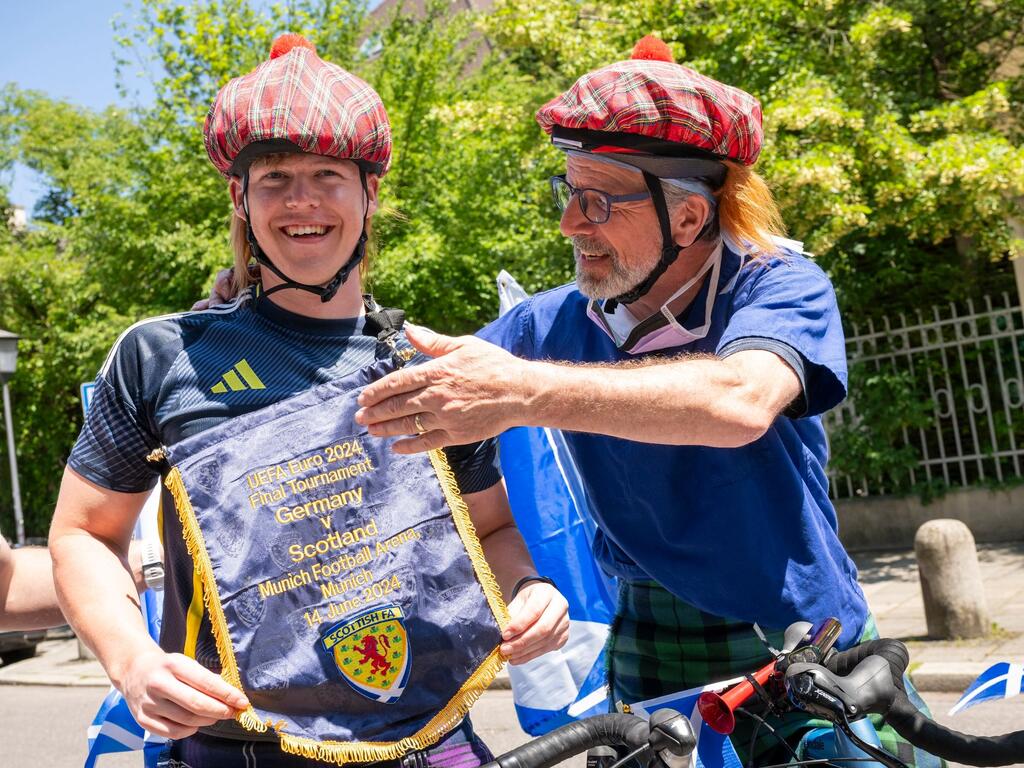 Der 19-jährige Ethan Walker (l) legte auf seinem Weg von Glasgow nach München rund 1200 Kilometer auf dem Fahrrad zurück. Der 19-jährige Ethan Walker (l) legte auf seinem Weg von Glasgow nach München rund 1200 Kilometer auf dem Fahrrad zurück.