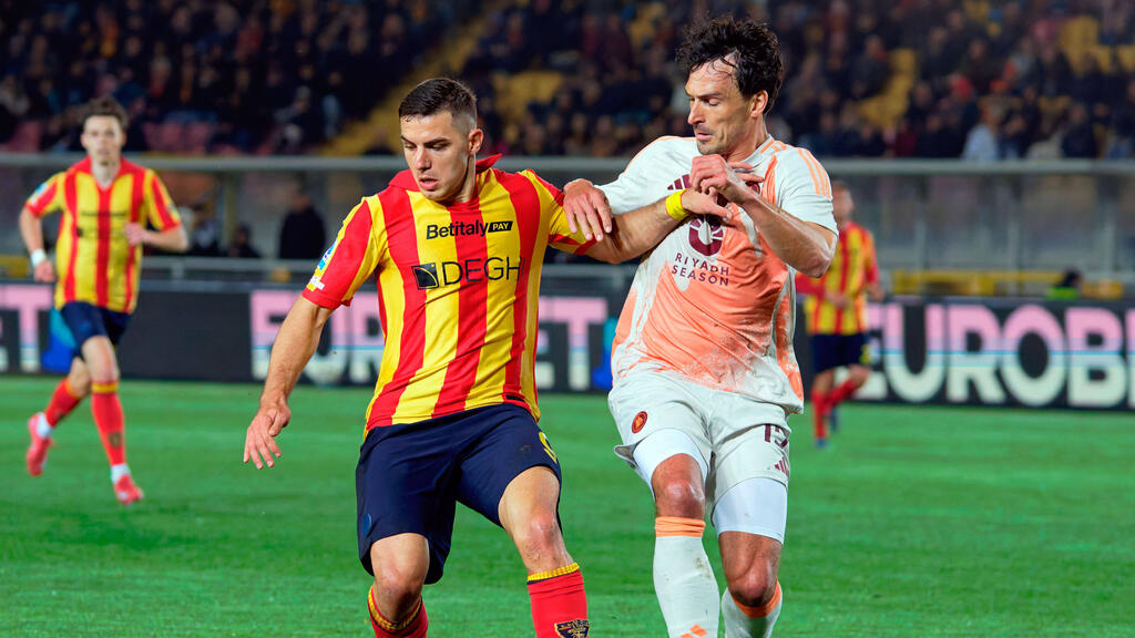 Mats Hummels (r.) blieb im Zweikampf stabil Mats Hummels (r.) blieb im Zweikampf stabil