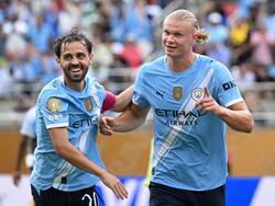 Erling Haaland (r) bejubelt sein Tor mit Teamkollege Bernardo Silva.