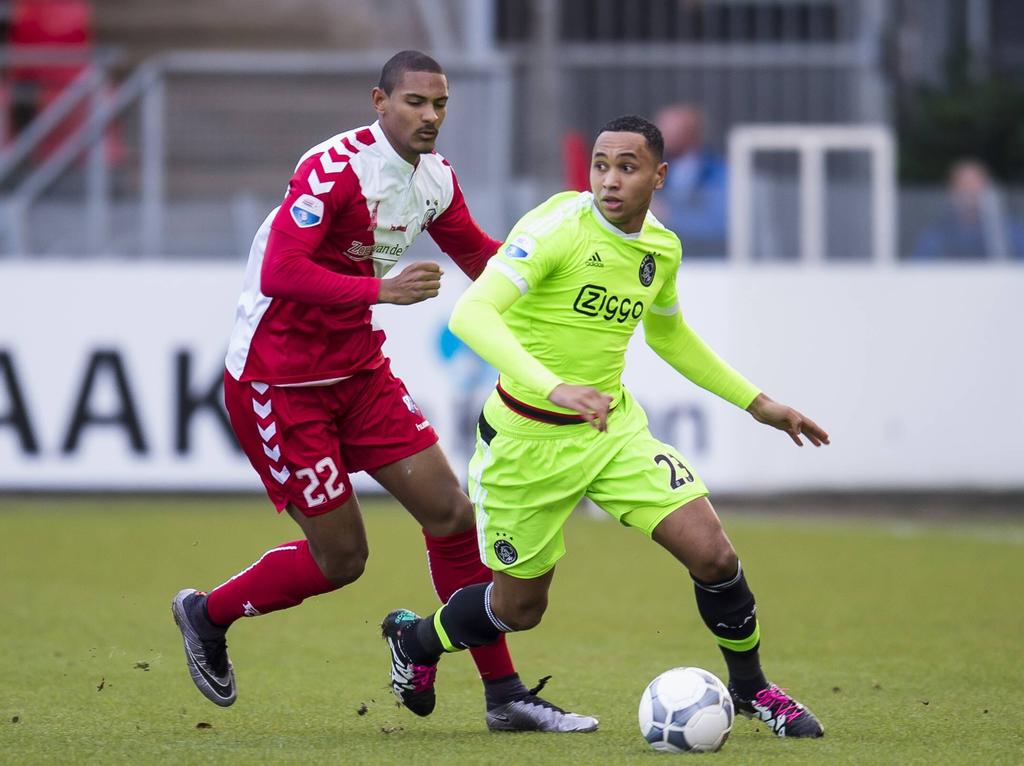 Ajax-verdediger Kenny Tete wordt op de huid gezeten door FC Utrecht-aanvaller Sébastien Haller. (12-12-2015) Ajax-verdediger Kenny Tete wordt op de huid gezeten door FC Utrecht-aanvaller Sébastien Haller. (12-12-2015)