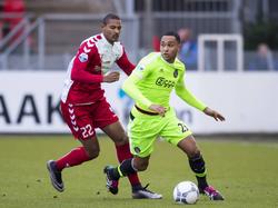 Ajax-verdediger Kenny Tete wordt op de huid gezeten door FC Utrecht-aanvaller Sébastien Haller. (12-12-2015)