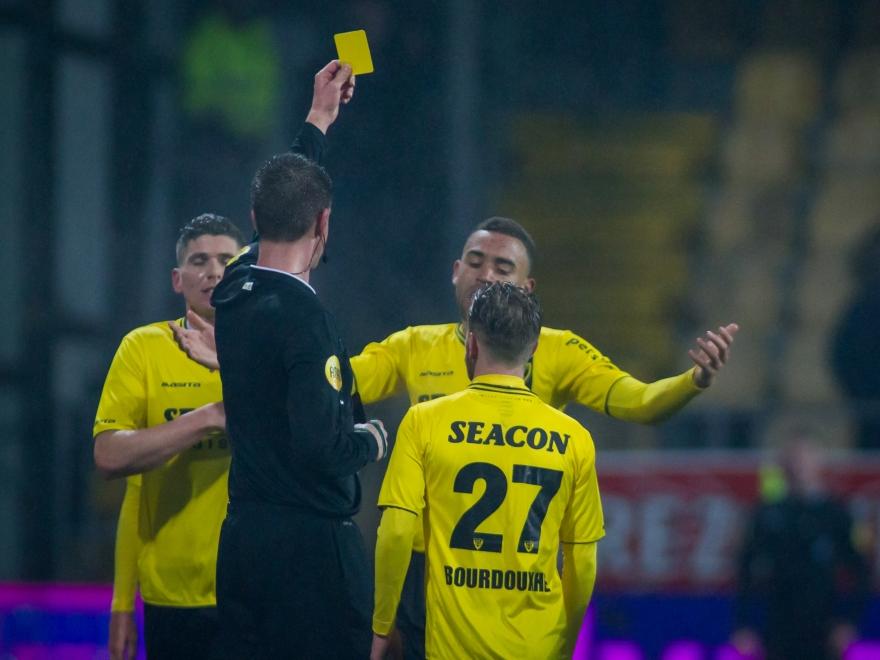 Mogelijk het meest bizarre moment in het huidige voetbalseizoen. Scheidsrechter Steven van der Vrande geeft Johnathan Opoku zijn tweede gele kaart tijdens VVV-Venlo - Jong PSV, maar de arbiter vergeet de speler van de thuisclub rood te geven. (22-01-2016)