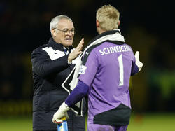 Leicester City vergroot de eigen titelkansen door op bezoek bij West Bromwich Albion met 0-1 te winnen. Trainer Claudio Ranieri (l.) viert de overwinning met doelman Kasper Schmeichel (r.). (05-03-2016)