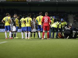 Zowel de spelers van SC Cambuur als de spelers van Heracles Almelo maken zich zorgen om Wout Droste, die op het veld wordt behandeld nadat hij een knietje tegen zijn hoofd heeft gekregen. (22-08-2014)