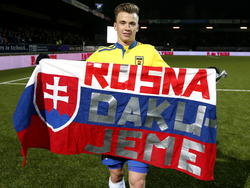 Na de wedstrijd tegen PEC Zwolle krijgt SC Cambuur-middenvelder Albert Rusnák de Slowaakse vlag toegereikt van een supporter. (20-12-2014)