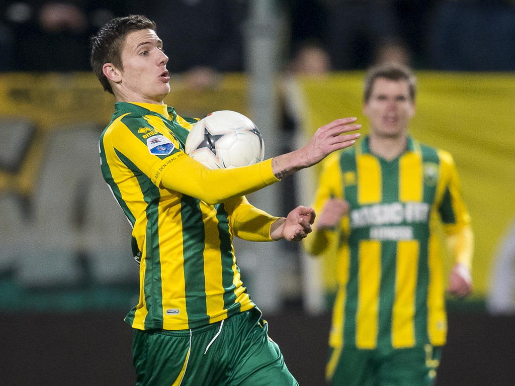 ADO Den Haag-spits Michiel Kramer probeert in het duel met PEC Zwolle de bal op zijn borst aan te nemen, maar daarbij maakt hij per ongeluk hands. (21-02-2015)