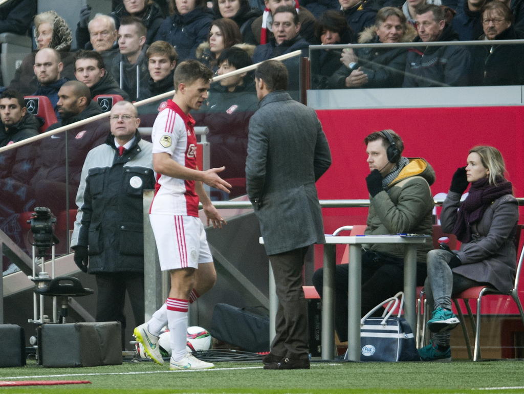 Ajax hoopte Joël Veltman weer volledig te kunnen gebruiken in de wedstrijd tegen FC Twente, maar de verdediger moet in de eerste helft al naar de kant. Hij vertelt trainer Frank de Boer wat er scheelt. (15-02-2015)
