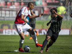 Sébastien Haller (l.) dolt Renato Tapia (r.) tijdens het competitieduel FC Utrecht - FC Twente. (19-04-2015)