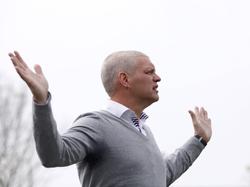 Trainer Pieter Mulders van Koninklijke HFC kan zich tijdens een wedstrijd tegen VV Nieuwenhoorn niet vinden in een beslissing van de scheidsrechter. (04-05-2014)