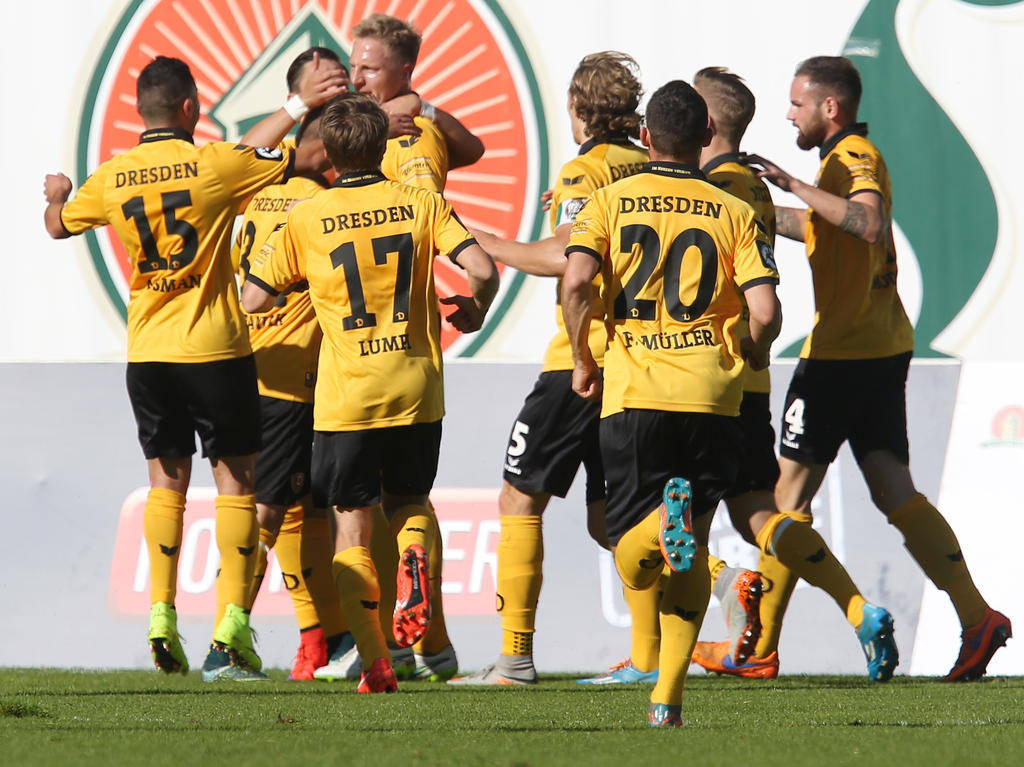Die Spieler von Dynamo Dresden holten auch in Rostock drei Punkte