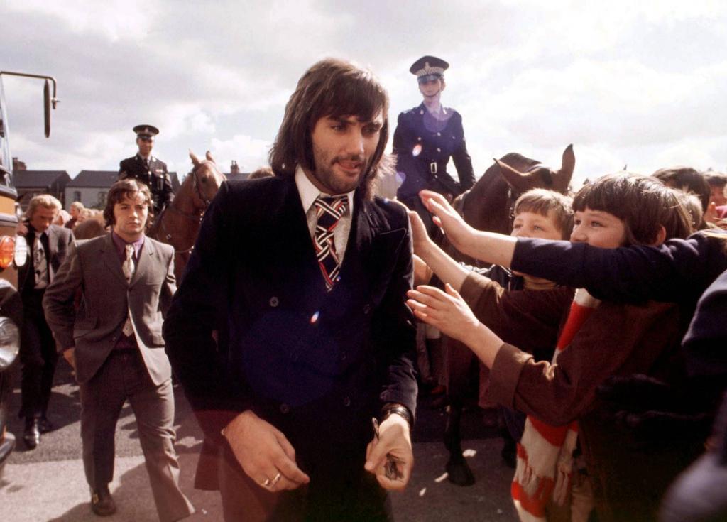 George Best im September 1971, von Fans umringt