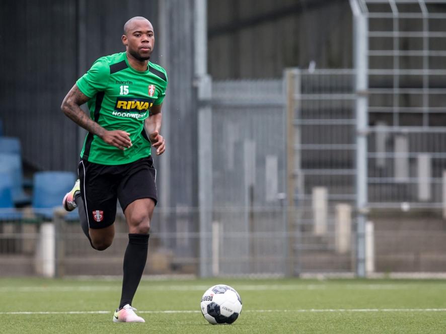 Alvin Daniels meldt zich op de eerste training van FC Dordrecht. Hier is de buitenspeler bezig met zijn warming-up. (27-06-2016)