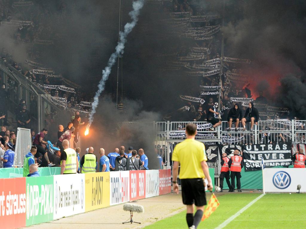 Frankfurter Randale hatten im Pokalspiel gegen Magedburg für eine Spielunterbrechung gesorgt