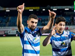 Youness Mokhtar (l.) viert de zege op ADO Den Haag met ploeggenoot Anass Achahbar. Mokhtar heeft eerder die wedstrijd twee keer gescoord voor PEC Zwolle. (30-09-2016)