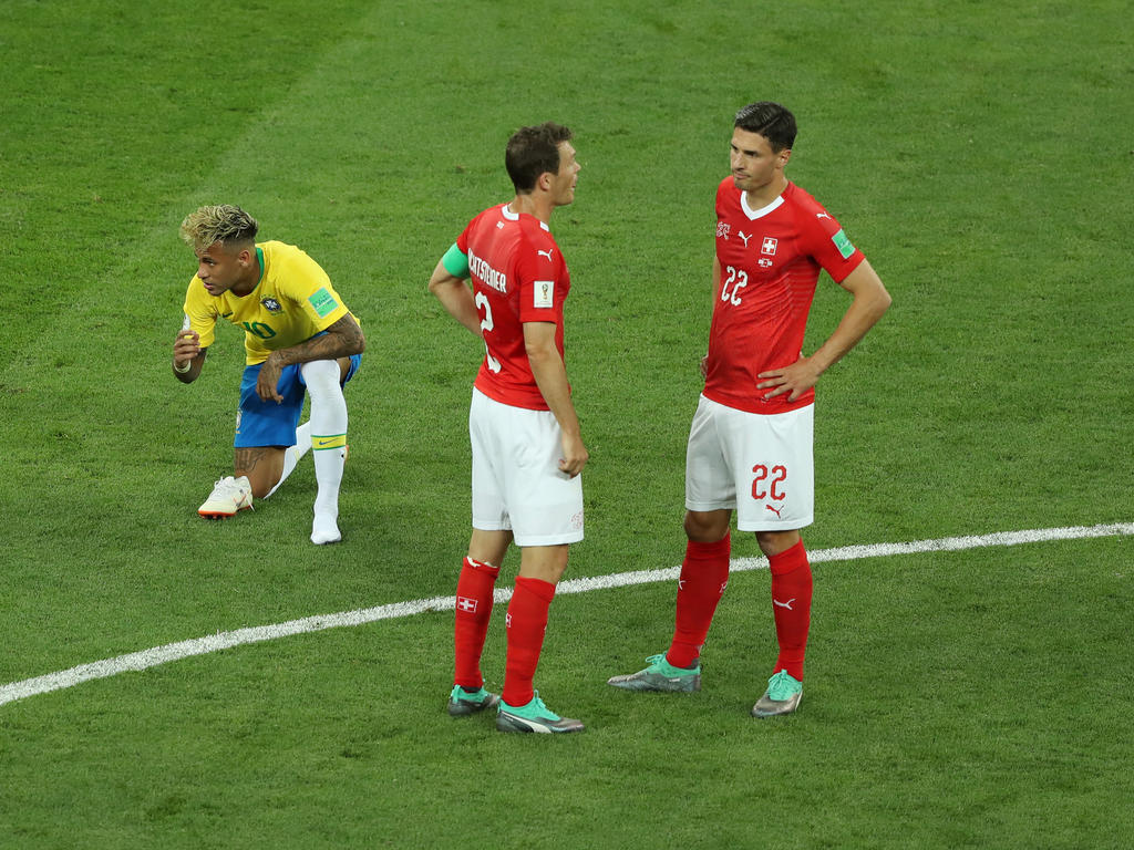 Fabian Schär (r.) bespricht sich mit Stephan Lichtsteiner im Spiel gegen Brasilien