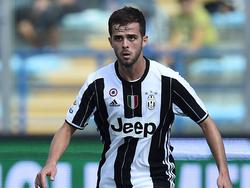 Miralem Pjanić is het shirt van zijn nieuwe club Juventus. De aanvaller werd afgelopen zomer overgenomen van AS Roma. (02-10-2016)
