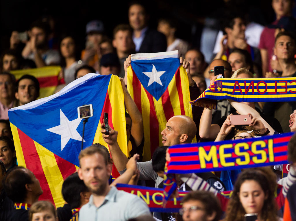 Banderas independentistas en el estadio del FC Barcelona. (Foto: Getty)