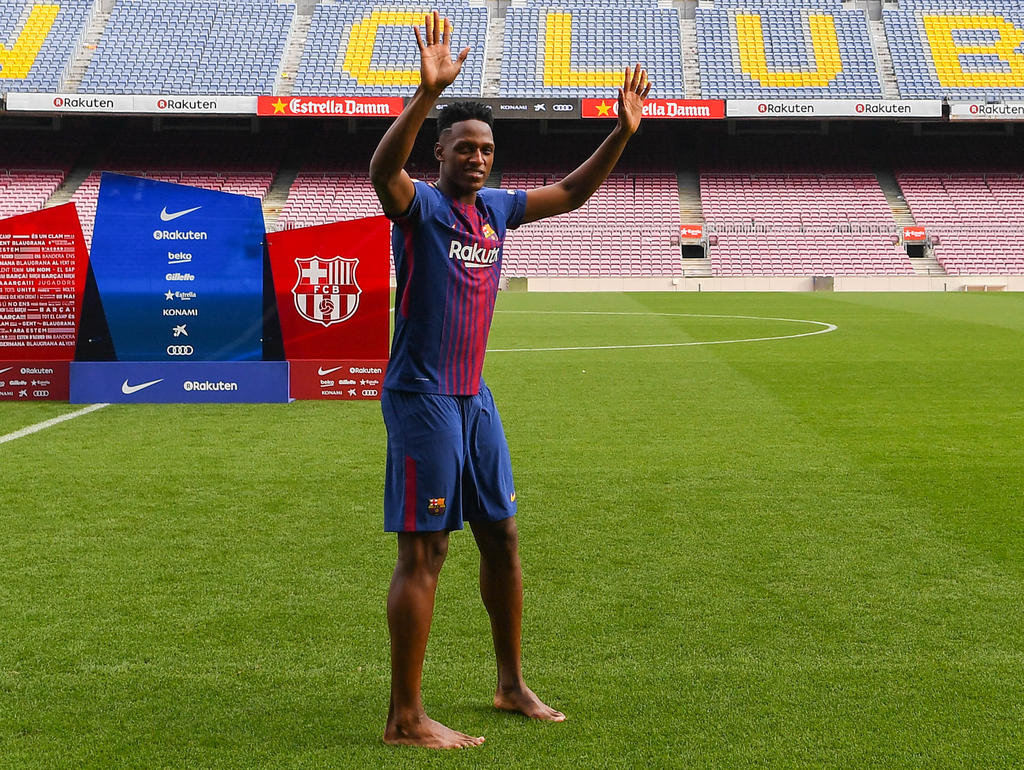 Yerry Mina posa descalzo en su presentación en el Camp Nou. (Foto: Getty)