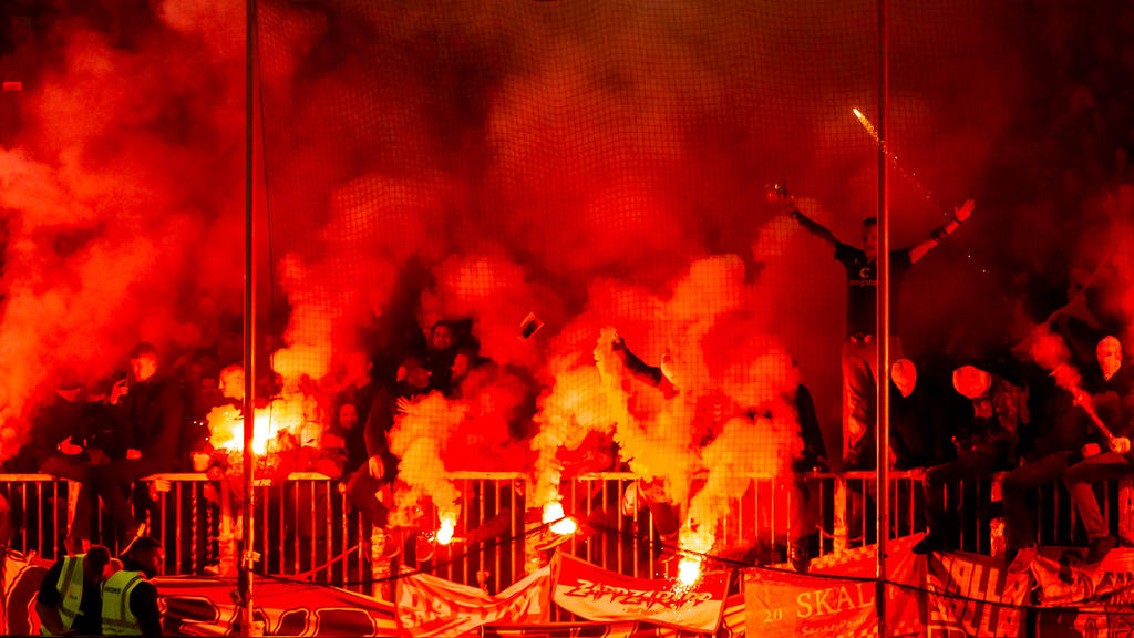 Fans brennen beim Hamburg-Derby zwischen dem FC St. Pauli und dem HSV Pyrotechnik ab