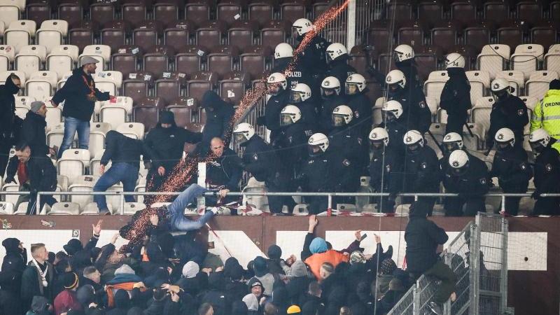 Polizeikräfte drängen randalierende Dresden-Fans zurück in den Gästeblock