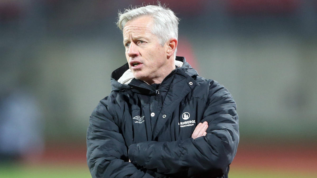 Trainer Jens Keller von Zweitligist 1. FC Nürnberg warnt Trainer Jens Keller von Zweitligist 1. FC Nürnberg warnt
