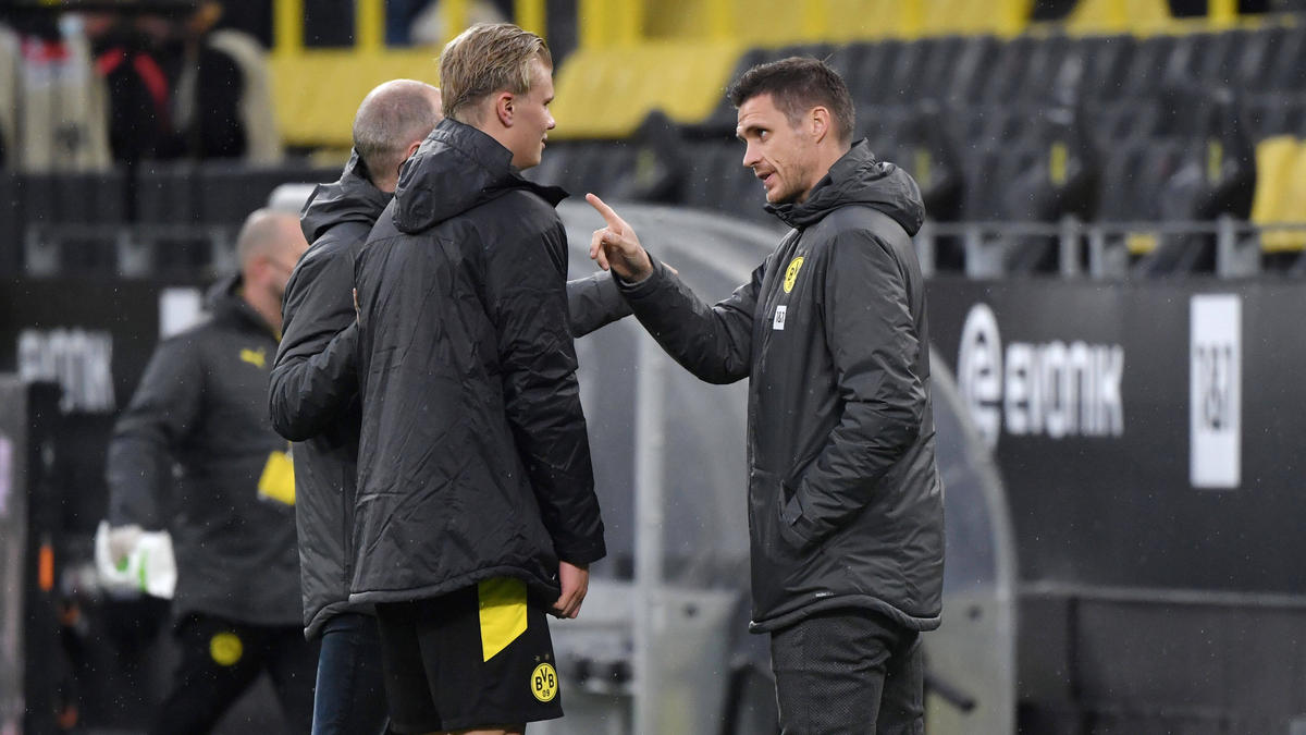 Erling Haaland (l.) wird dem BVB laut Sebastian Kehl (r.) noch einige Wochen fehlen Erling Haaland (l.) wird dem BVB laut Sebastian Kehl (r.) noch einige Wochen fehlen