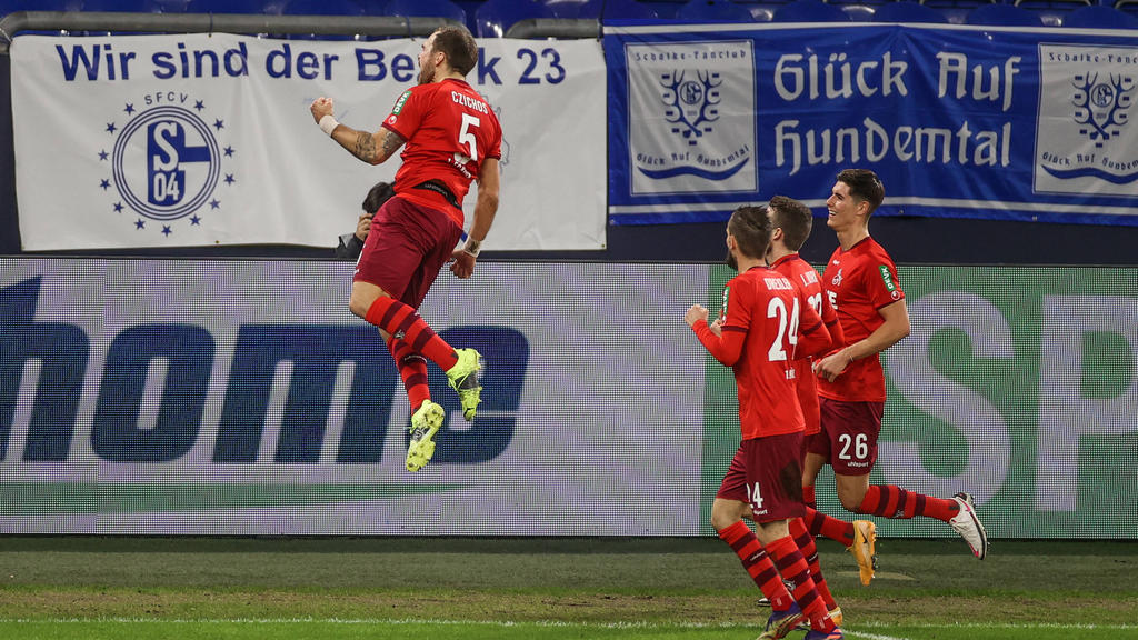 Sieg beim FC Schalke 04: Die Spieler des 1. FC Köln jubeln