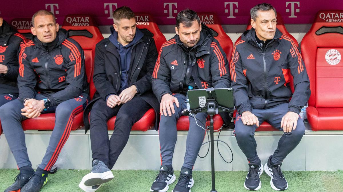 Marco Neppe (2.v.l.) wackelt beim FC Bayern offenbar