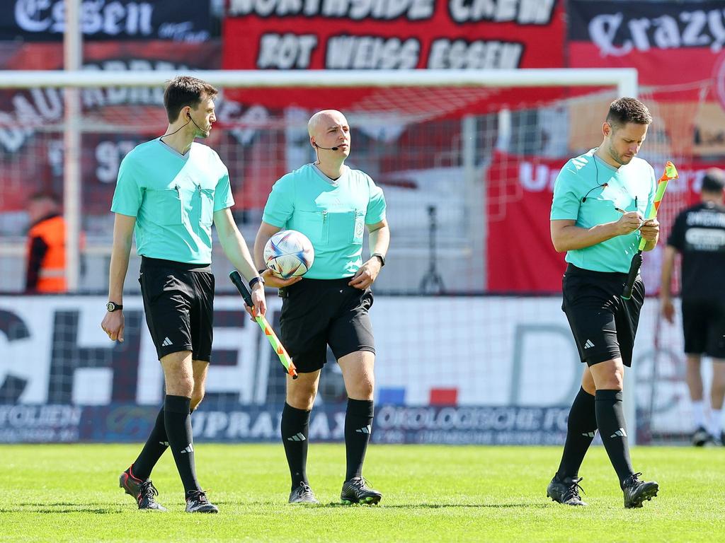 Schiedsrichter Nicolas Winter (M) brach die Drittliga-Partie zwischen Zwickau und Essen ab Schiedsrichter Nicolas Winter (M) brach die Drittliga-Partie zwischen Zwickau und Essen ab