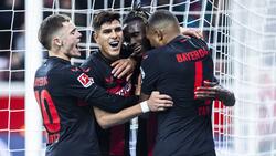 Odilon Kossounou (2.v.r.) wird seinen Vertrag bei Bayer Leverkusen wohl nicht verlängern
