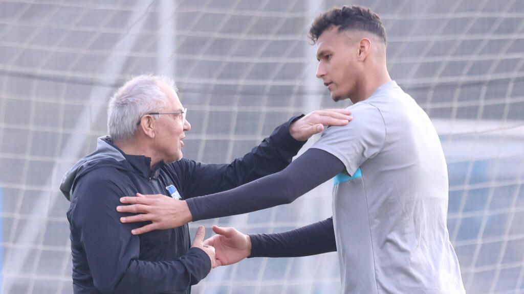 Felix Magath (l.) und Davie Selke arbeiteten im Frühjahr 2022 gemeinsam bei Hertha BSC (Archivbild)