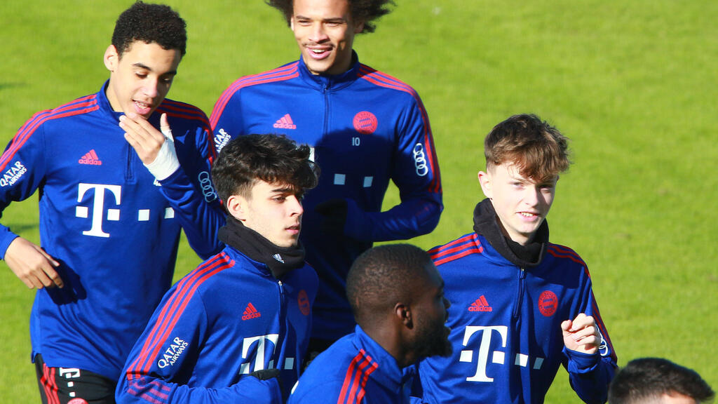 Lucas Copado (unten links) trainierte bei den Profis des FC Bayern mit Lucas Copado (unten links) trainierte bei den Profis des FC Bayern mit