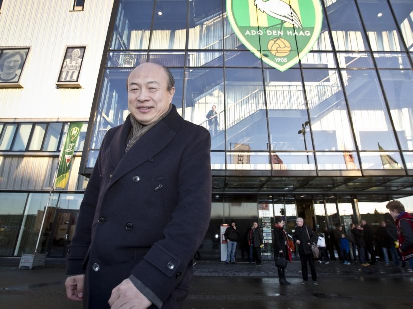 De nieuwe Chinese eigenaar van ADO Den Haag, Hui Wang, staat vol trots voor het stadion van de club. (04-02-2015)