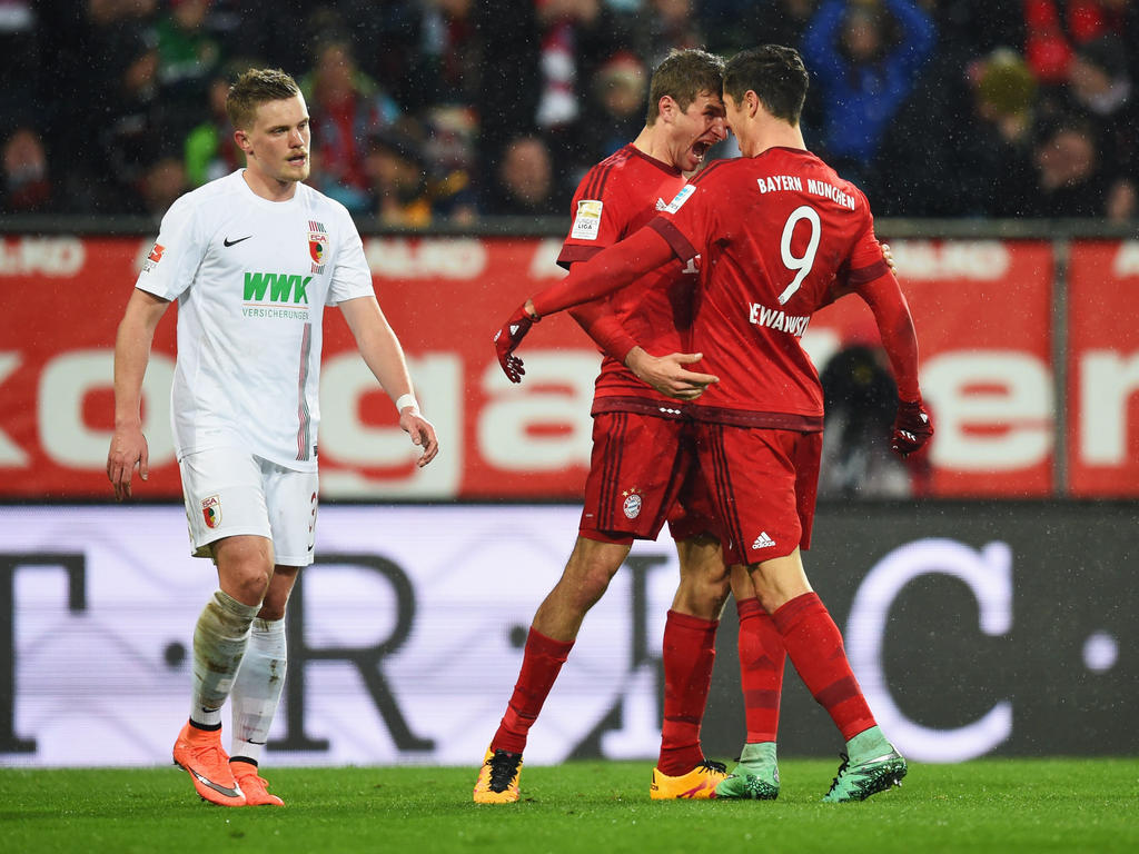 Die Bayern-Spieler Robert Lewandowski (r.) und Thomas Müller feiern einen Treffer des Polen gegen Augsburg.